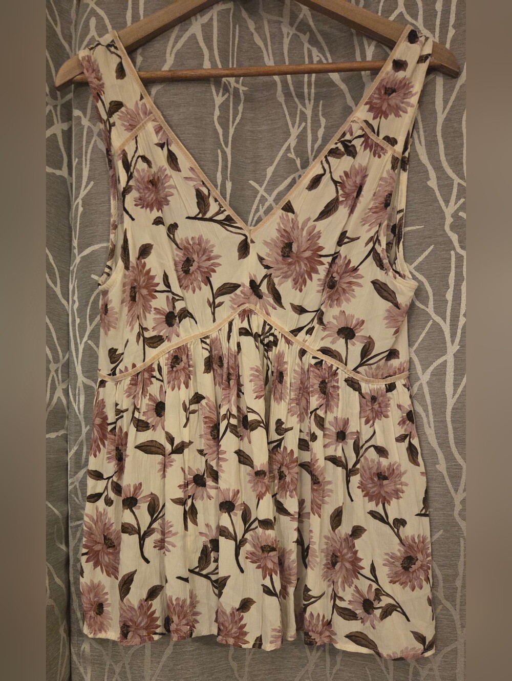 American Eagle Floral V-Neck Sleeveless Top- Cream with Mauve Flowers. Size S